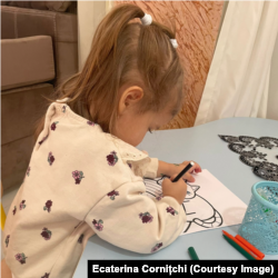 O fetiță la creșa de tip familial „Cuibușor” din Cahul, deschisă și gestionată de Ecaterina Cornițchi
