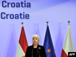 Premijerka Hrvatske u odlasku Jadranka Kosor na konferenciji za novinare povodom potpisivanja pretpristupnog ugovora, 9. prosinac 2011.