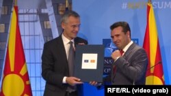 Generalni sekretar NATO Jens Stoltenberg i makedonski premijer Zoran Zaev sa zvaničnim pozivom Makedoniji za članstvo