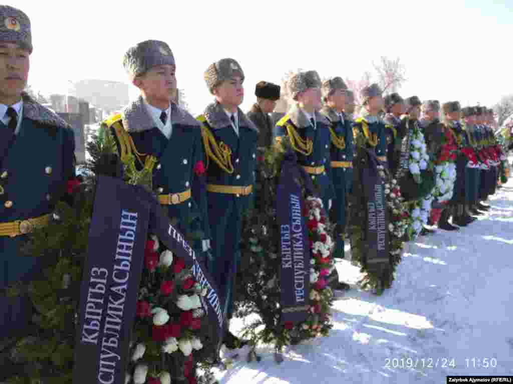 Болот Шамшиев &quot;Бөрү зындан&quot;, &quot;Караш-Караш окуясы&quot;, &quot;Ысык-Көлдүн кызгалдактары&quot;, &quot;Ак кеме&quot;, &quot;Сүйүү жаңырыгы&quot;, &quot;Эрте келген турналар&quot; жана башка көркөм тасмаларды тарткан.