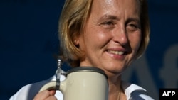 Беатрикс фон Шторх, одна из лидеров баварской АдГ, на встрече с избирателями
