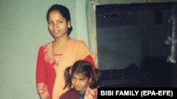 Asia Bibi și una din fiicele ei.