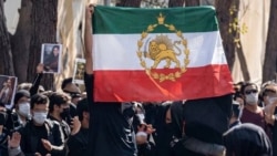 پرچم شیر و خورشید در دست دانشجویان دانشگاه شریف