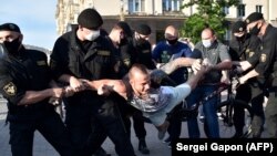 Задержания во время акций в поддержку потенциальных соперников действующего президента Беларуси Александра Лукашенко на президентских выборах. Минск, 19 июня 2020 года.