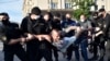 Сотрудники ОМОН Беларуси задержали сторонника оппозиции во время собрания.