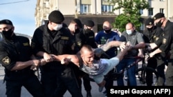 Беларусь полициясы наразылық акциясы кезінде оппозицияны жақтаушыларды ұстап жатыр. Минск, 19 маусым 2020 жыл.