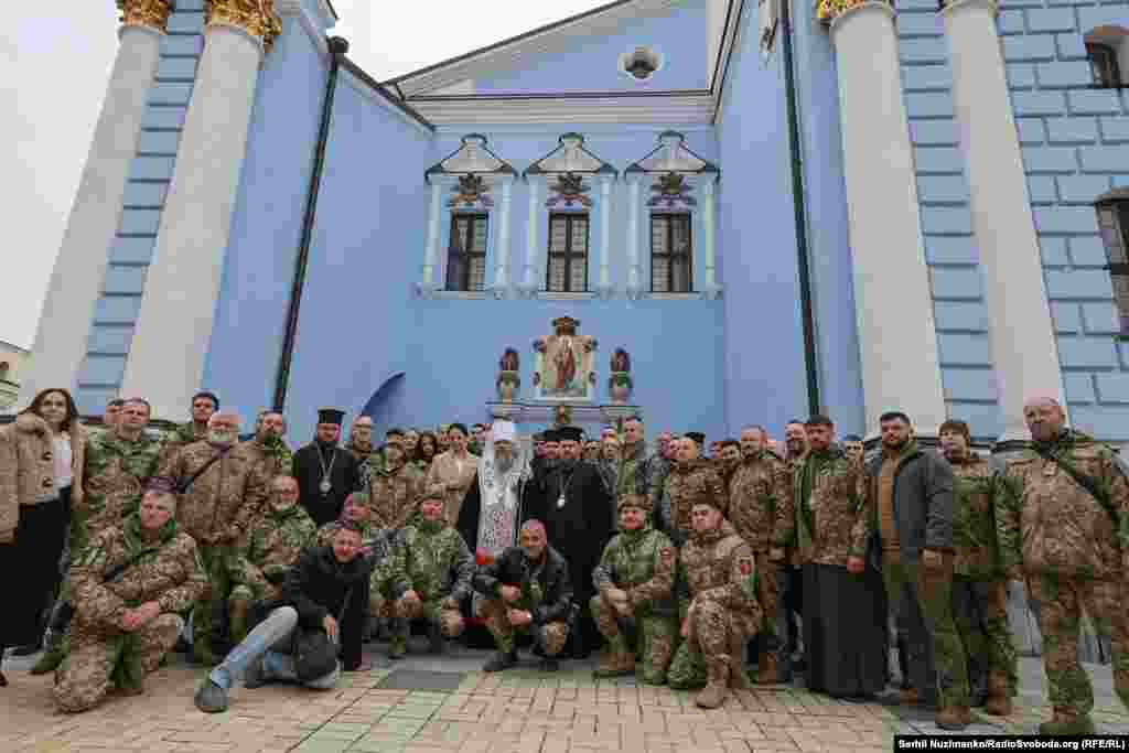 Спільне фото військовослужбовців й капеланів із блаженнішим митрополитом Київським і всієї України Епіфанієм на подвір’ї Свято-Михайлівського Золотоверхого собору у Києві