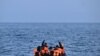 Gumicsónakkal az angliai Doverbe tartó migránsok a La Manche csatornán