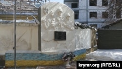 КПП картографического центра в Одессе с памятной доской Сергею Кокурину