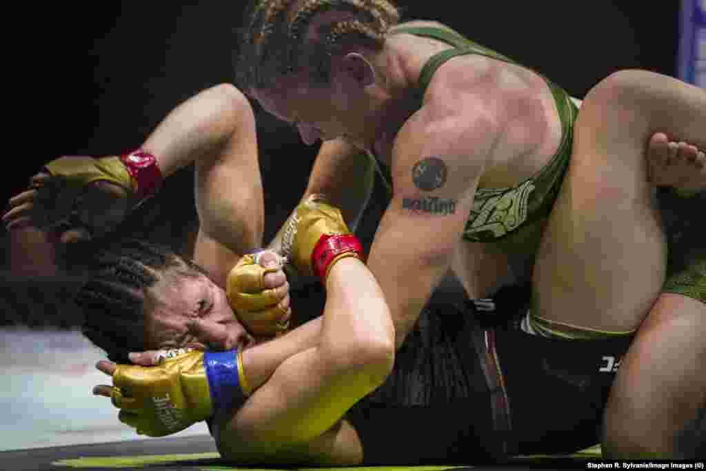  Alexa Grasso of Mexico (red gloves) fights Valentina Shevchenko of Kyrgyzstan during Riyadh Season Noche UFC 306 at The Sphere in Las Vegas.&nbsp; &nbsp; 