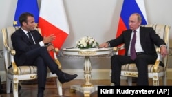 Эммануэль Макро (слева) и Владимир Путин (справа) на переговорах в Петербурге