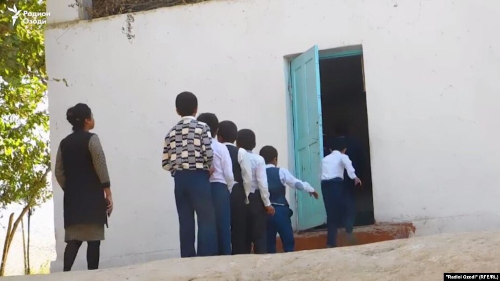 Баҳси доғи ду ҳафта таҳсил дар тобистони гарми Тоҷикистон - (навор)