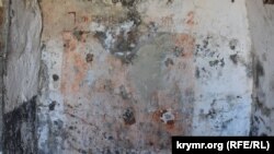 На стене остались следы от некогда располагавшегося здесь пожарного щита