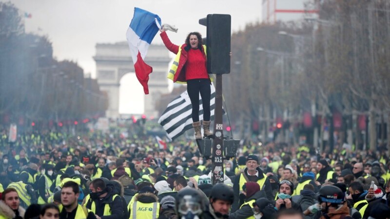 U Parizu neredi na protestu, devet privedenih 