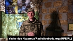 Військовий Ігор у вільну від служби годину в розташуванні свого підрозділу, квітень 2026 році