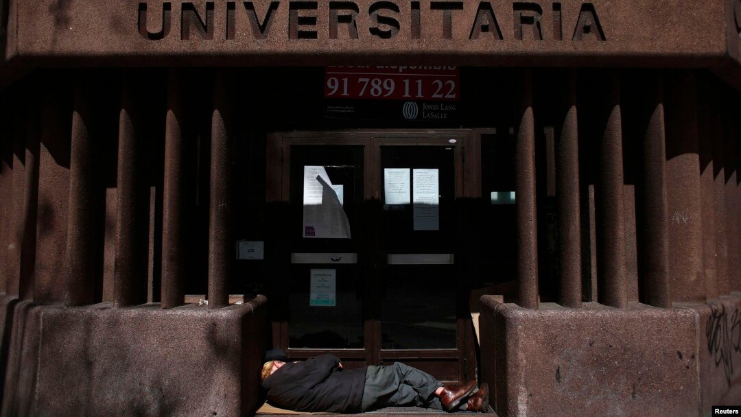 Кризис негативно отразился на системе образования в Испании. Это здание университетской библиотеки в Мадриде закрыто.