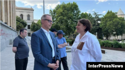 ელჩ ფიშერს მედიასთან კომენტარი არ გაუკეთებია.