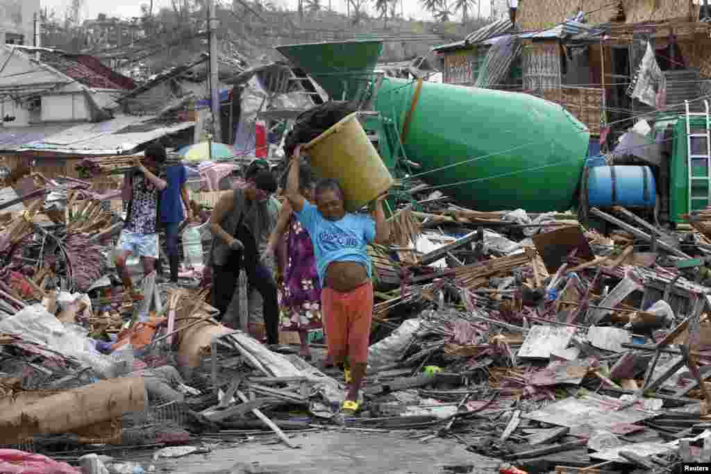 Tacloban, 11. novembar 2013. Foto: REUTERS / Romeo Ranoco 