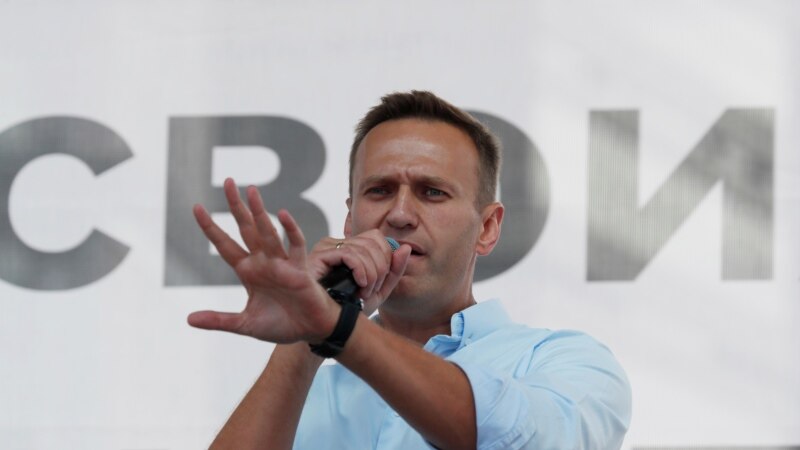 Алексей Навальный агуланып Омски хастаханәсендә аңсыз ята