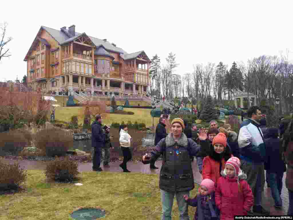 Curiosity seekers explored the grounds of the country residence of Ukrainian President Viktor Yanukovych after it was taken over by antigovernment protesters.