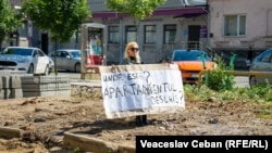 Protestatară pe locul unde a fost „Apartamentul deschis”, 8 iunie 2026