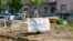 Protestatară pe locul unde a fost „Apartamentul deschis”, 8 iunie 2026