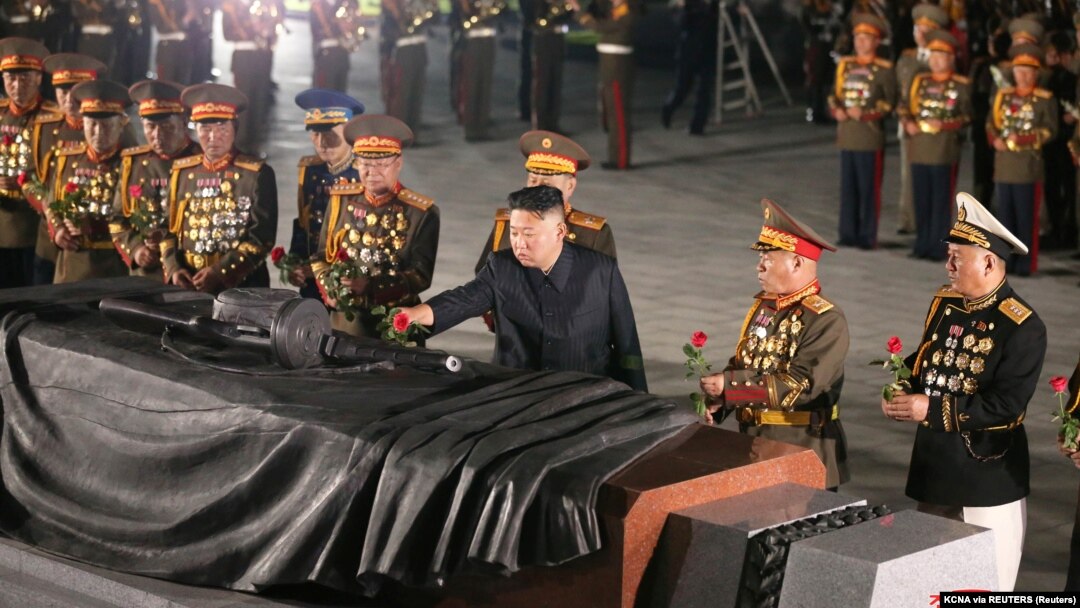Kim Jong Un la aniversarea de 68 de ani de la armistițiul coreean. Armistițiul a fost semnat în 1953 și a pus capăt războiului din Coreea. Ca urmare a acelui război a fost instaurată zona demilitarizată coreeană.