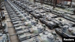 Zeci de tancuri vechi germane Leopard 1 în depozitul unei firme private, Tournais, Belgia, 31 ianuarie 2023.