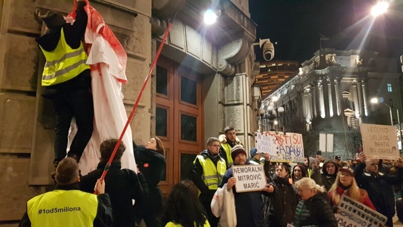 Protest '1 od 5 miliona': Velika 'krvava' košulja okačena na Vladu Srbije