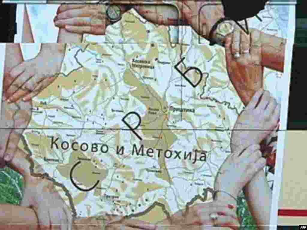 Белград, 7 декабр - Харитаи Косово дар автобусҳои Белград низ овехта шудааст.