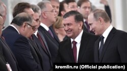 Владимир Путин представляет Алишера Усманова узбекскому президенту Шавкату Мирзияеву