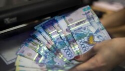 Банкноты номиналом 10 тысяч тенге.