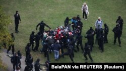 Белорусские полицейские "быстро реагируют", на появление нескольких демонстрантов. Минск, 11 октября 2020