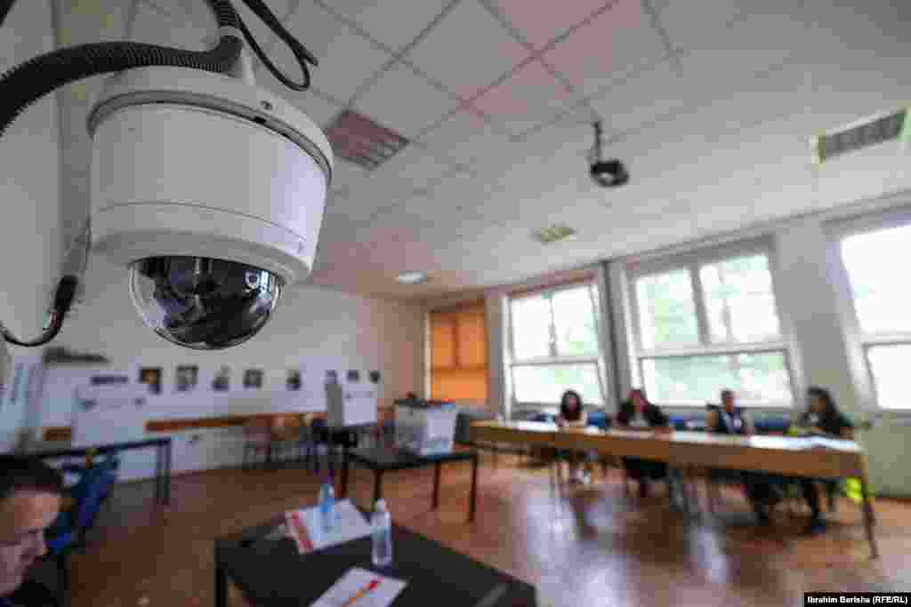 Nadzorna kamera na biračkom mjestu u glavnom gradu Prištini, 7. juna 2026.