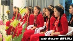 Türkmen gyzlary Aşgabatda geçirilýän resmi çäreleriň birine gatnaşdyrylýar.
