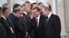 Президент Узбекистана Шавкат Мирзияев пожимает руку российскому миллиардеру узбекского происхождения Алишеру Усманову на встрече официальных делегаций Узбекистана и России в Кремле, 5 апреля 2017 года.