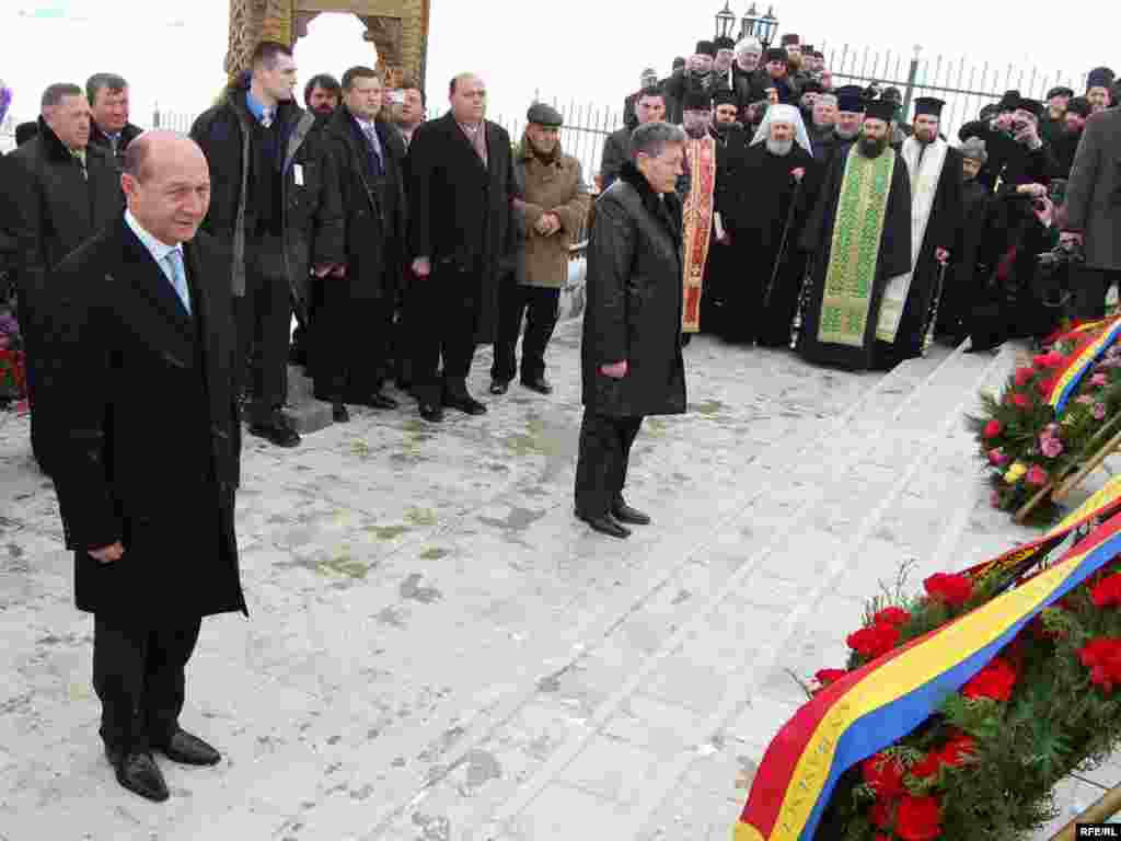 Ceremonie de depunere de coroane de flori la cimitirul militar de la Ţiganca