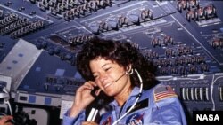 Астронавт Салли Райд Challenger шаттлында. Маусым, 1983 ж.