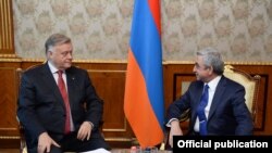 Президент Армении Серж Саргсян (справа) принимает главу компании «Российские железные дороги» Владимира Якунина, 18 июня 2014 г.