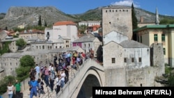 Stari most "vrvi" od turista