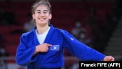 Xhudistja Nora Gjakova pas fitores së medaljes së artë në "Tokio 2020". 