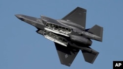 Un avion de vânătoare american F-35 în timpul unui miting aerian. Noiembrie 2023