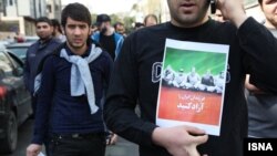 حضور معترضان در نزدیکی سفارت پاکستان- ۷ فروردین‌ماه ۱۳۹۳