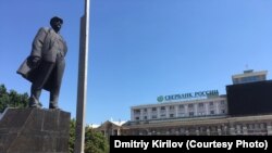На главной площади Донецка - "довоенная" реклама Сбербанка России