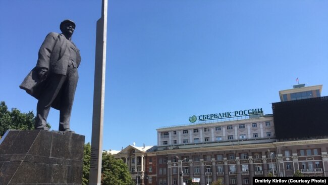 Над главной площадью Донецка висит довоенная реклама Сбербанка России