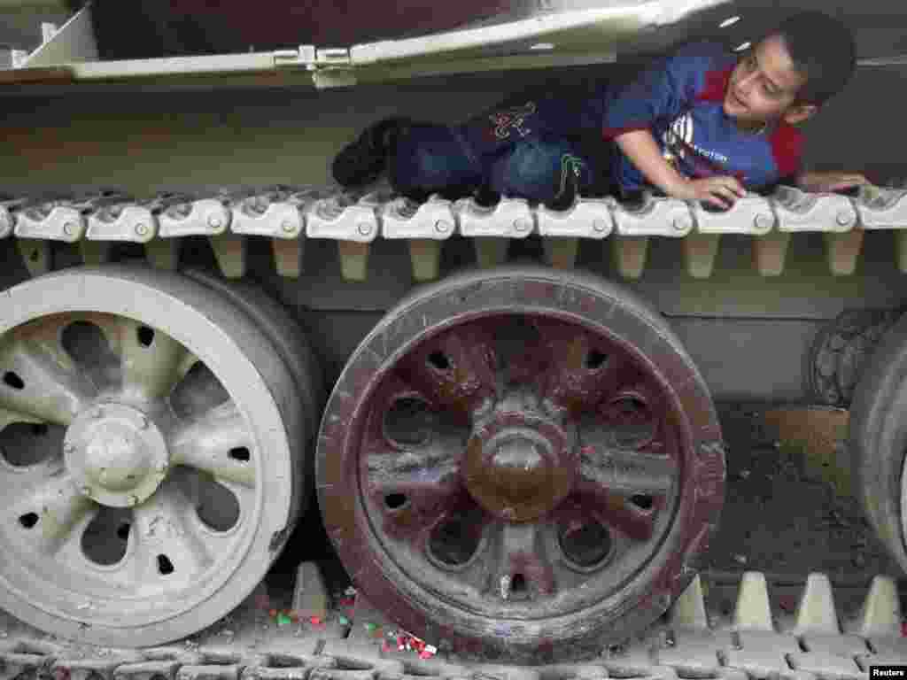 Iran - Igra na napuštenom tenku, 13.10.2011. Foto: Reuters / Morteza Nikoubazl 