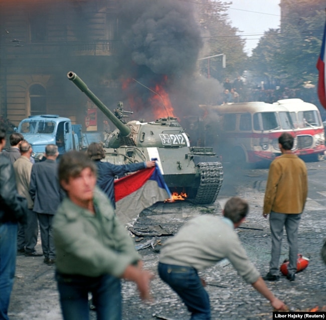 La gente di Praga attacca i carri armati sovietici con un "cocktail molotov" davanti all'edificio della radio, il 21 agosto 1968