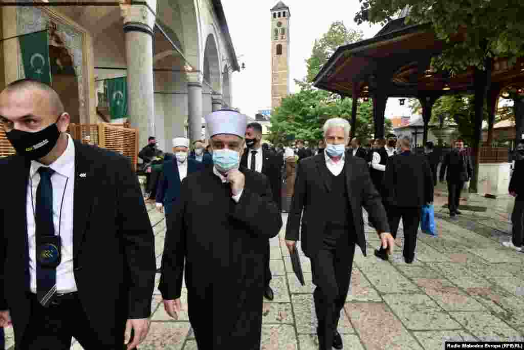 Bajram-namaz predvodio je i hutbu održao reisu-l-ulema Husein ef. Kavazović, koji je istakao da je Ramazan duhovno okrijepio, ulio novu životnu snagu, osnažio vjeru i probudio nadu kod muslimana: &quot;To nam je neophodno na putu na kojem jesmo i kojim hodimo kako bismo se nosili sa poteškoćama koje sa svakim putovanjem dolaze. Pred nama su borbe, više ih je, nije jedna, a najvažnija od njih je ona sa našim pojedinačnim i zajedničkim slabostima.&quot; 