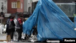 Polisiýa waka ýerinde derňew geçirýär, Stambul, 1-nji mart.