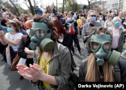Aktivistët e mjedisit duke protestuar pranë ndërtesës së Parlamentit serb në Beograd më 10 prill.